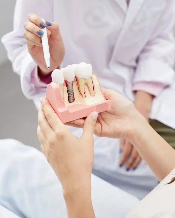 Dentista explicando com funciona o implante dentário