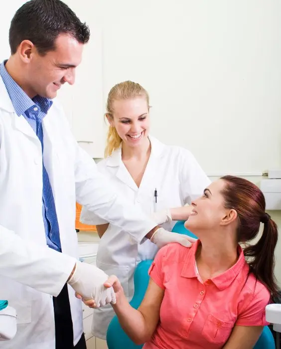 Dentista explicando Implante Dentário para Paciente