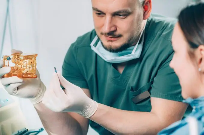Dentista explicando Implante Dentário em São Paulo, SP