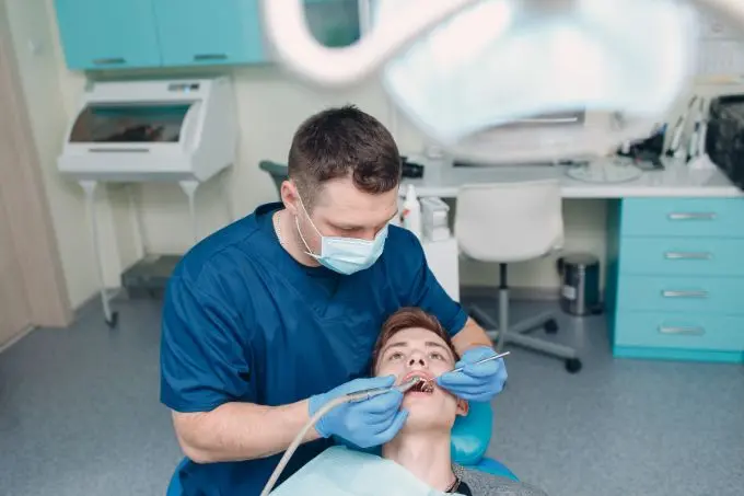Dentista em atendimento odontológico