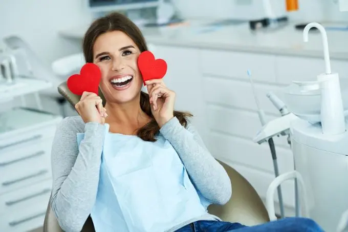 Paciente feliz com atendimento odontológico