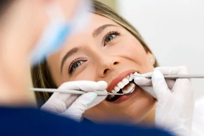 Dentista fazendo avaliação Odontológica