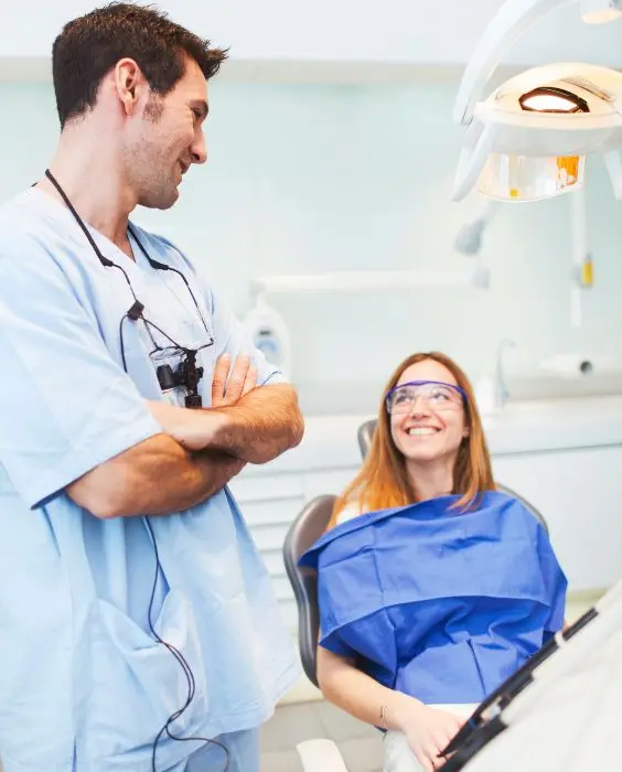 Dentista explicando sobre lente de contato dental