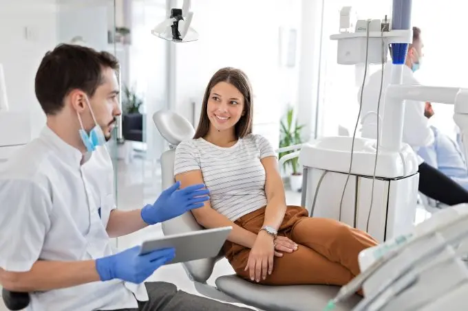 Dentista explicando sobre Lente de Contato Deltal em São Paulo - SP