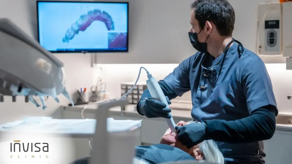 Escaneamento intraoral 3D durante o planejamento da biomecânica do alinhador invisível na Invisa Clinic.