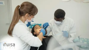 IPR desgaste interproximal sendo executado entre dentes anteriores com instrumento clínico calibrado.