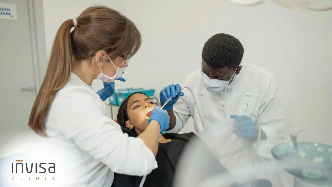 IPR desgaste interproximal sendo executado entre dentes anteriores com instrumento clínico calibrado.